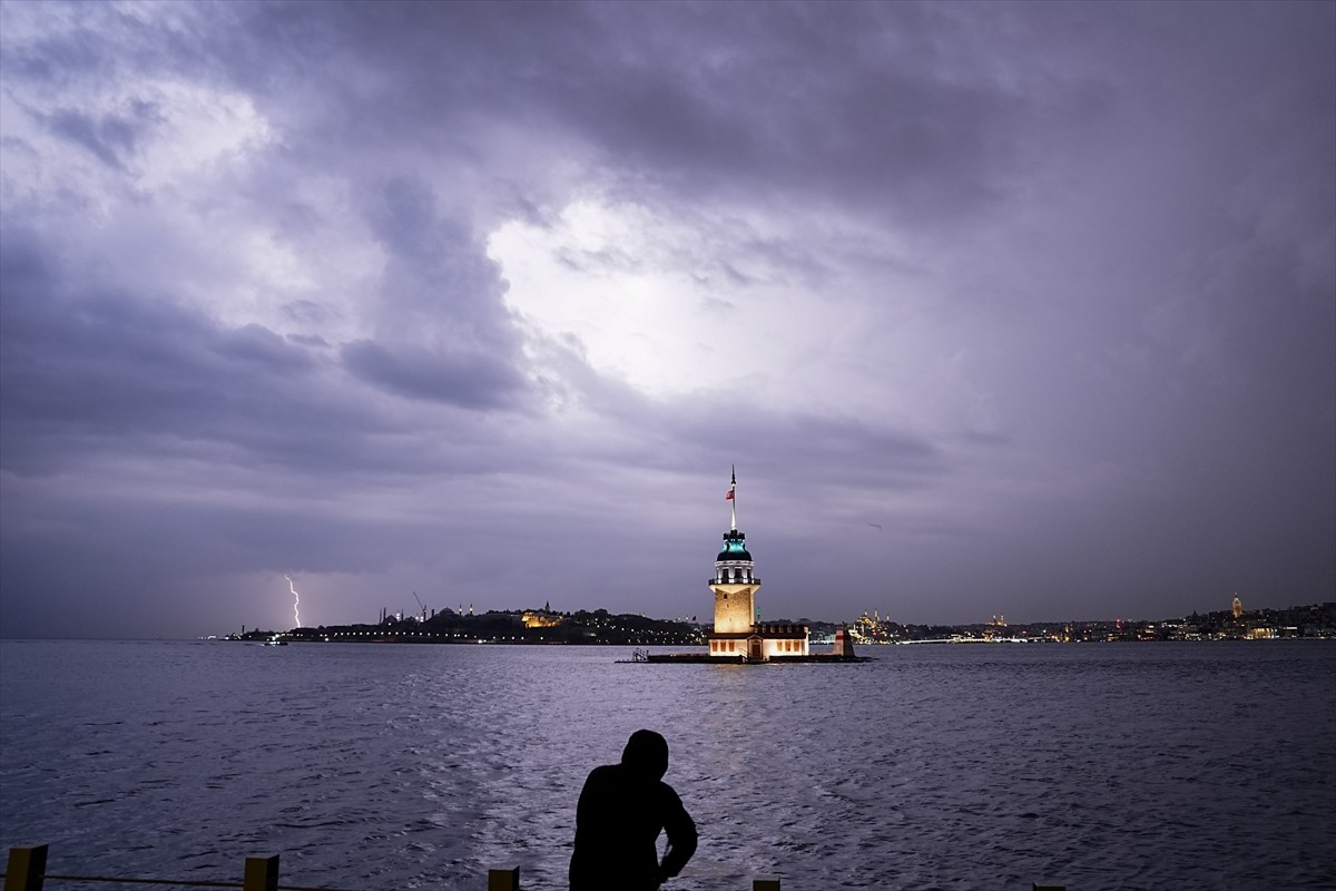 İstanbul'da gece saatlerinde yağmurla birlikte çakan şimşekler, Kız Kulesi ile birlikte...