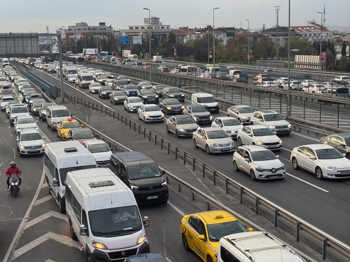 İstanbul'da, haftanın son mesai günü bitiminde ana arter, cadde ve yollardaki trafik yoğunluğu...