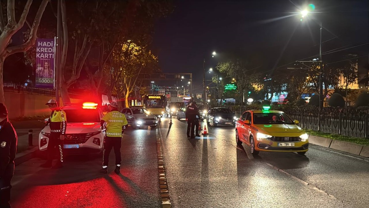 İstanbul'da polis ekipleri, kent genelinde asayişin sağlanması amacıyla "huzur" uygulaması yaptı....