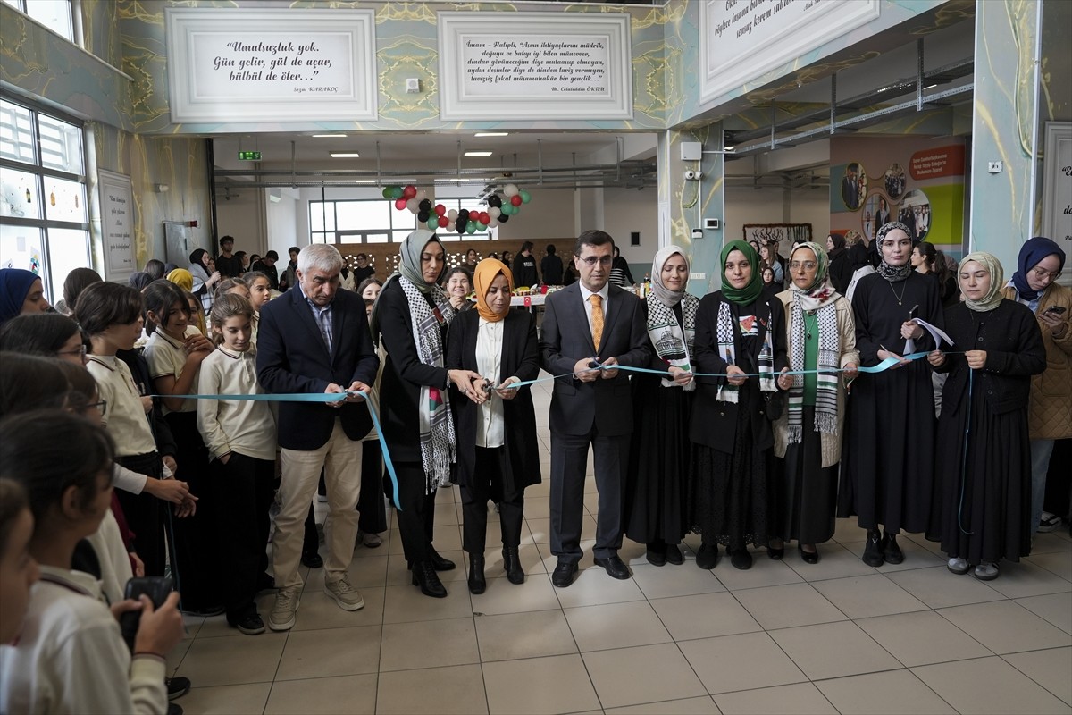 İstanbul'daki bazı okullarda Gazze'ye yardım için düzenlenen kermeste, öğrenciler kendi yaptıkları...