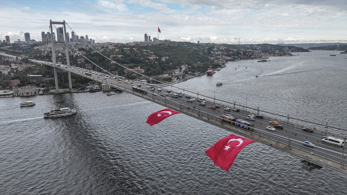 İstanbul Boğazı'ndaki köprülere, 29 Ekim Cumhuriyet Bayramı'nın 102. yıl dönümü dolayısıyla 15...