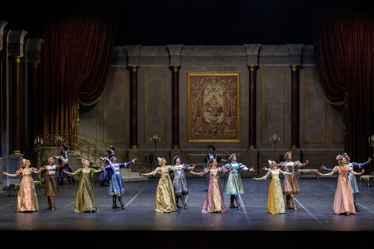 İstanbul Devlet Opera ve Balesinin (İDOB) sahnelediği "Kuğu Gölü" balesi, Atatürk Kültür Merkezi...