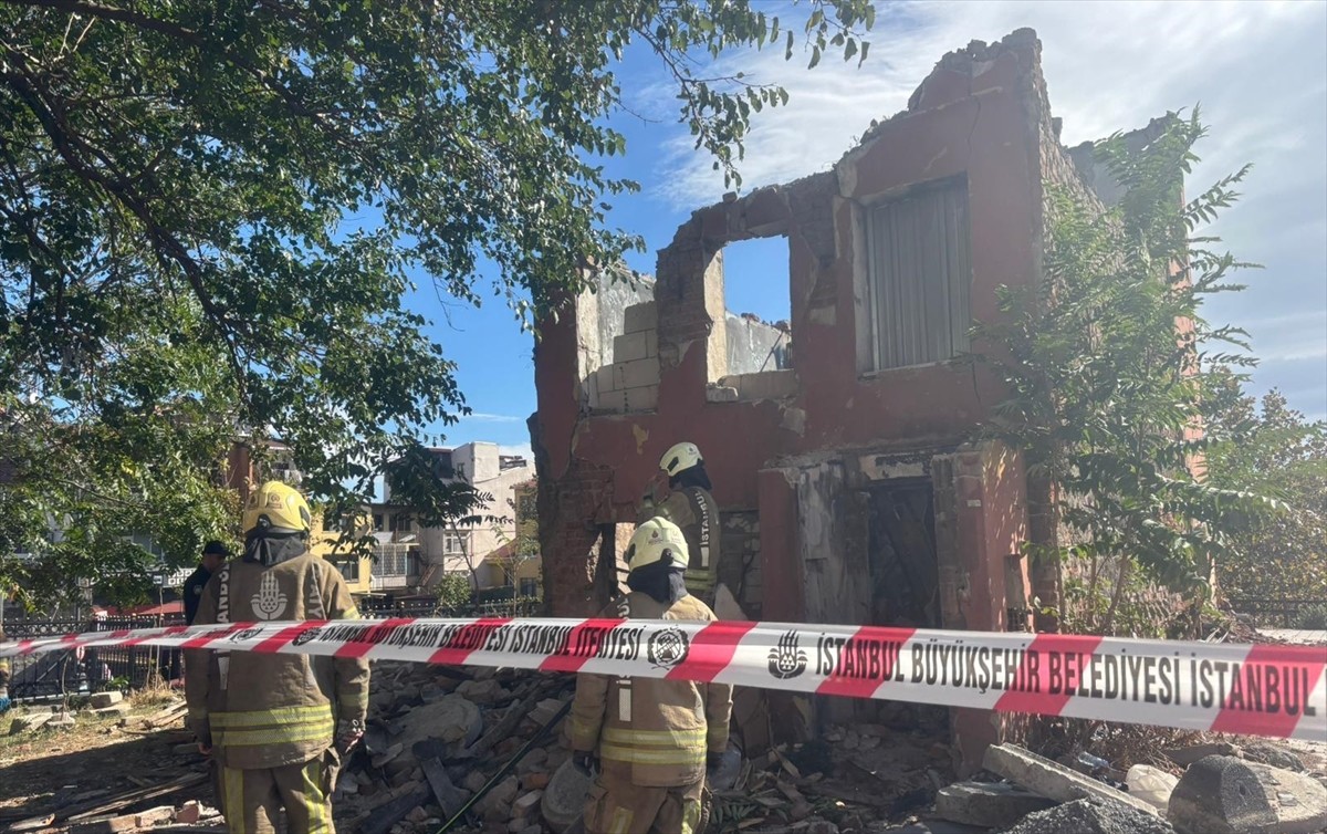 İstanbul Fatih'te metruk bir yapıda kısmi çökme meydana geldi. İhbar üzerine olay yerine polis...