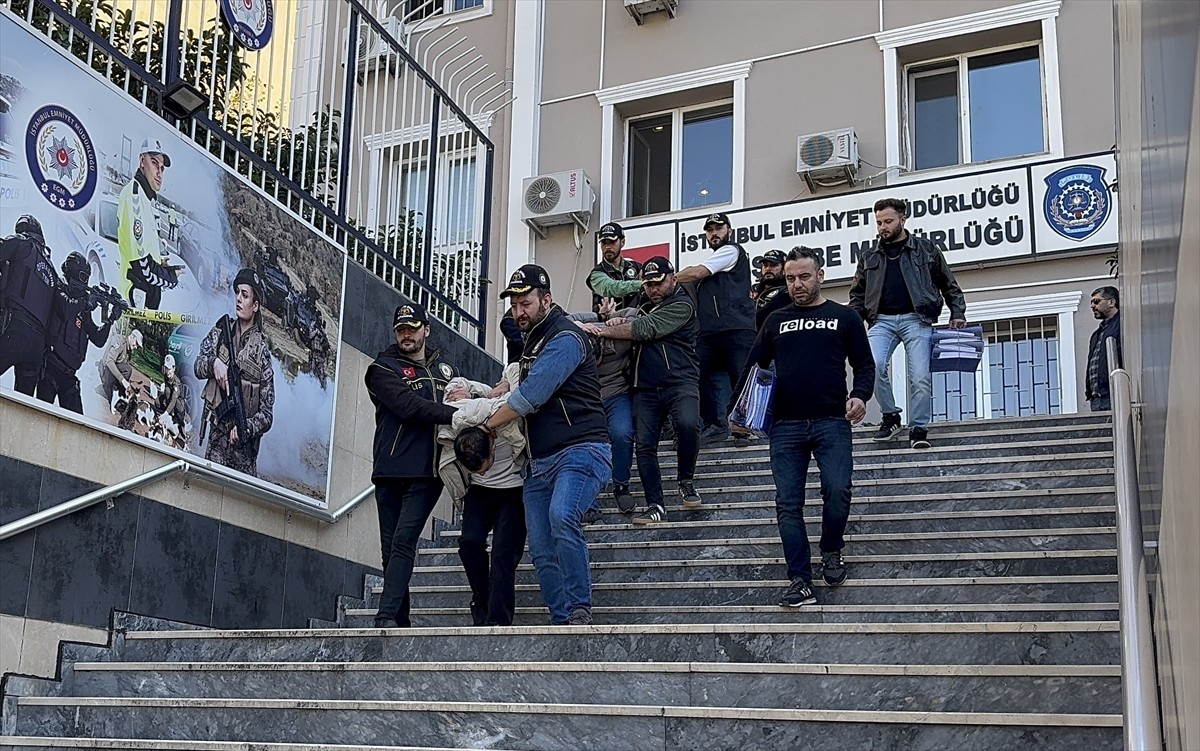 İstanbul merkezli 3 ilde, suç örgütlerine yönelik düzenlenen operasyonlarda gözaltına alınan 89...