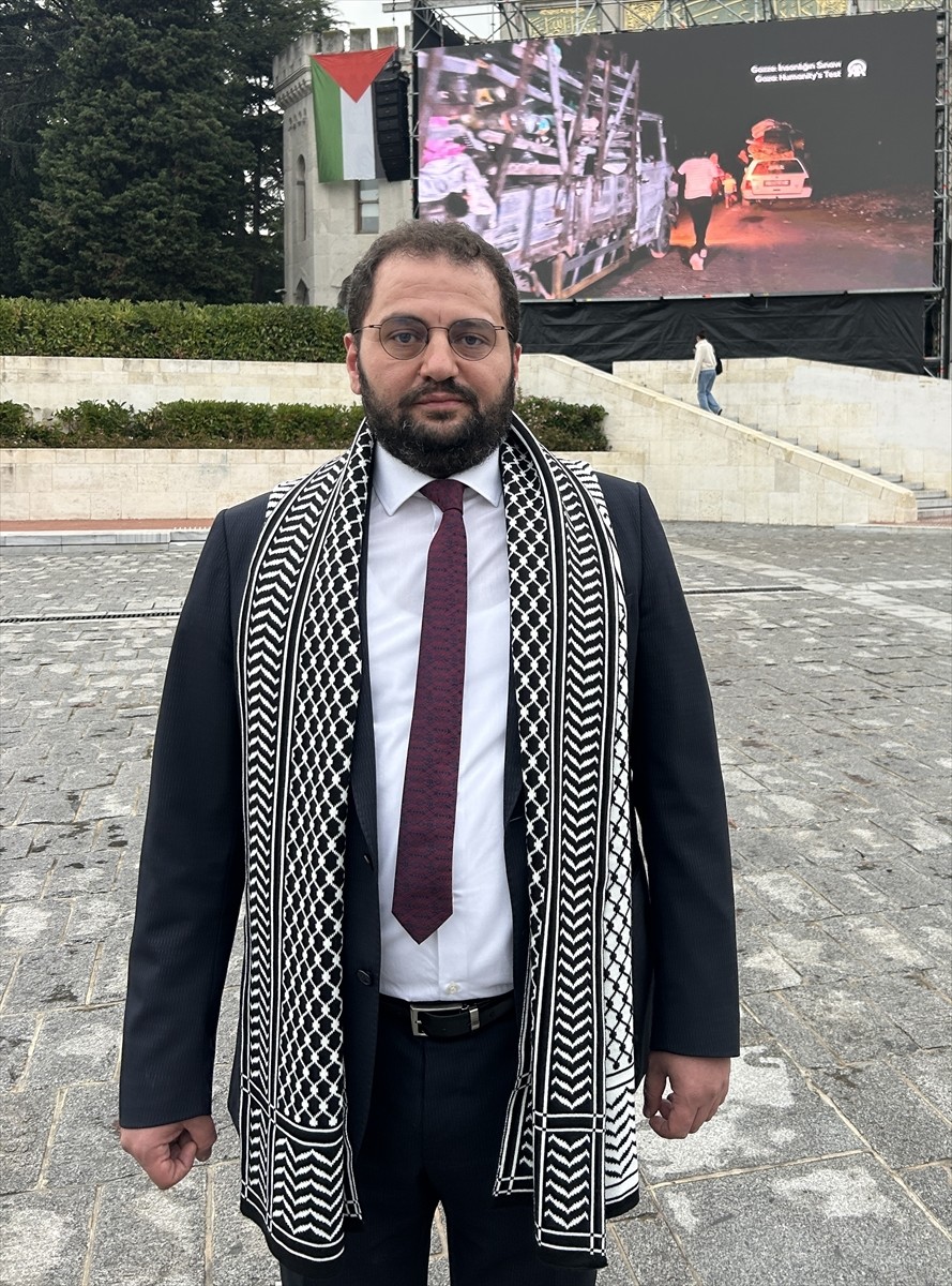 İstanbul Üniversitesi, İsrail'in Gazze'deki soykırımının ikinci yılı nedeniyle Beyazıt Meydanı'na...