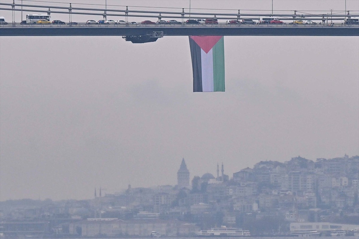 İstanbul Valiliği, Filistin'e destek amacıyla 15 Temmuz Şehitler Köprüsü'ne Filistin bayrağı...