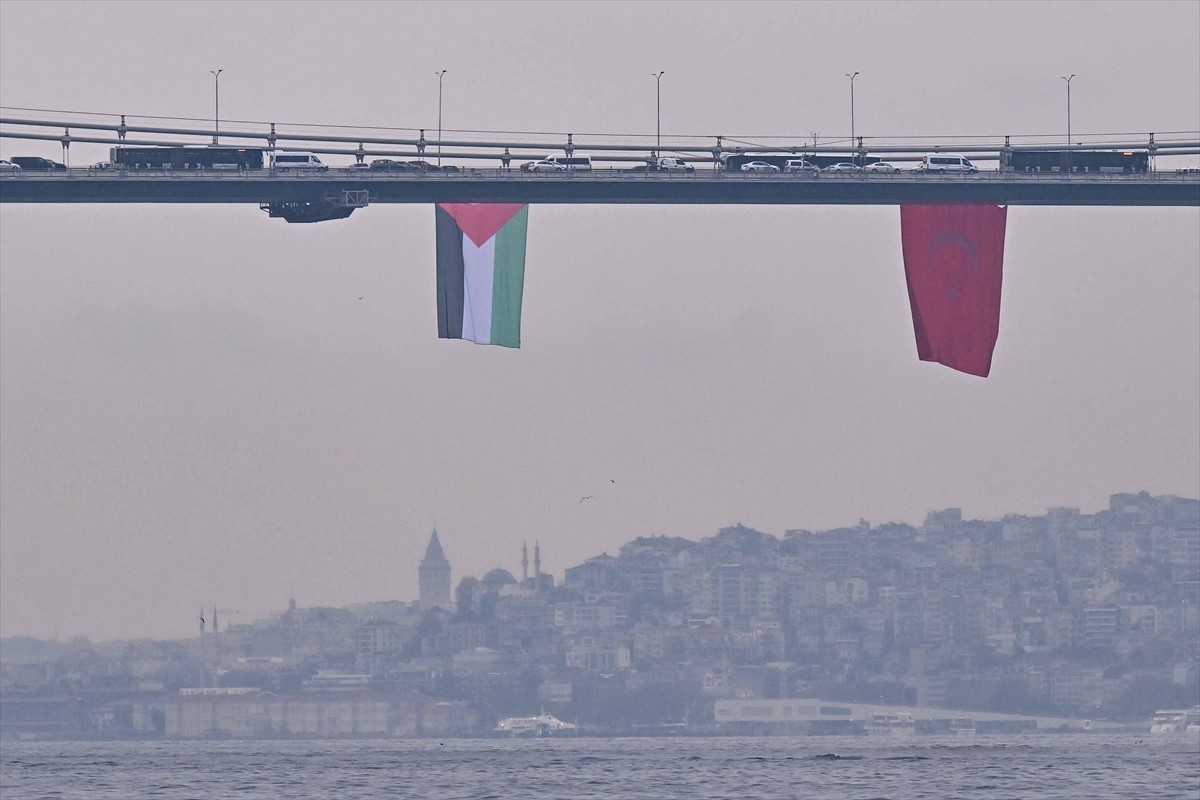 İstanbul Valiliği, Filistin'e destek amacıyla 15 Temmuz Şehitler Köprüsü'ne Filistin bayrağı...