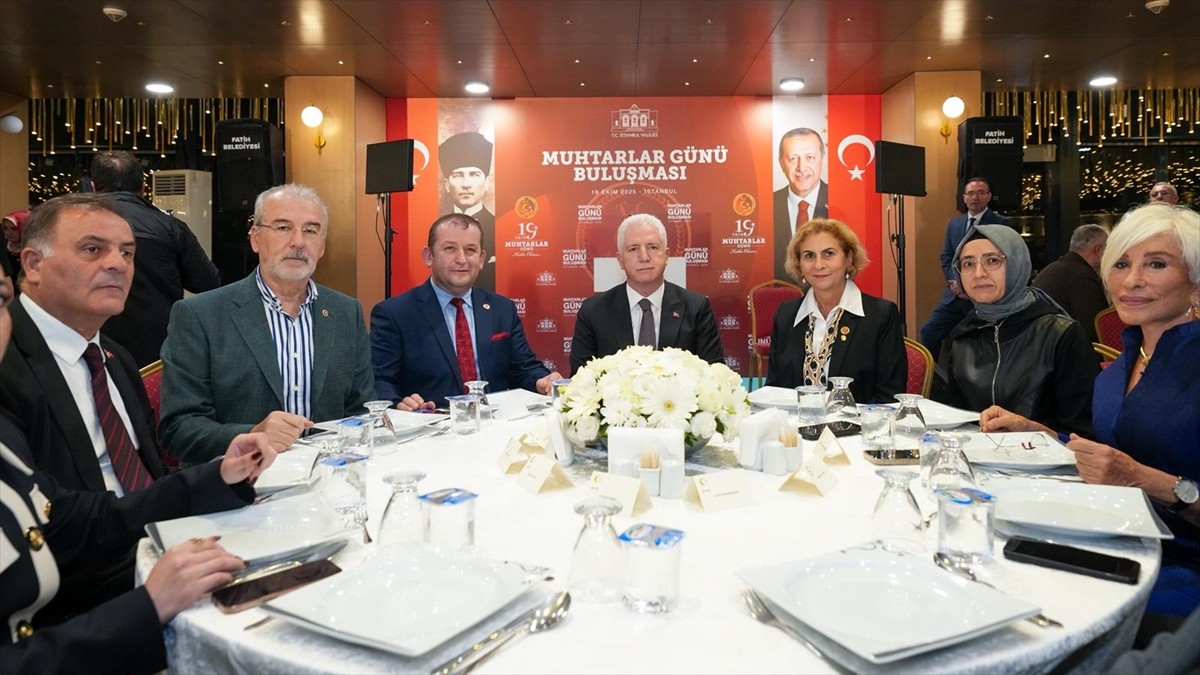 İstanbul Valisi Davut Gül, Fatih'teki Çatladıkapı Sosyal Tesisleri'nde muhtarlarla bir araya...