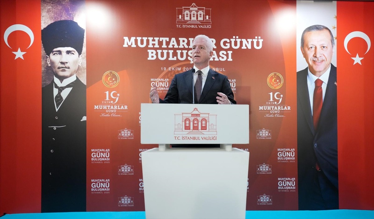 İstanbul Valisi Davut Gül, Fatih'teki Çatladıkapı Sosyal Tesisleri'nde muhtarlarla bir araya...