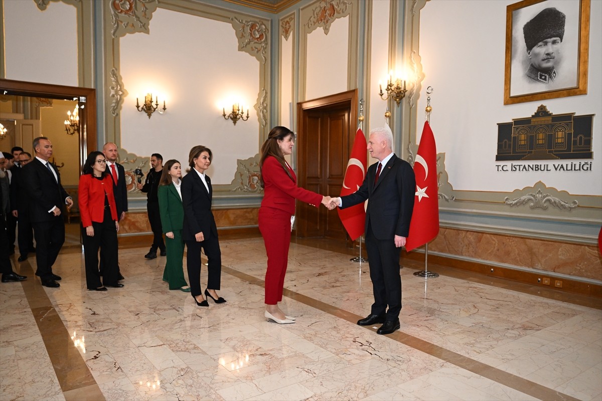 İstanbul Valisi Davut Gül (sağda), Cumhuriyet'in 102. yıl dönümü kutlamaları kapsamında İstanbul...