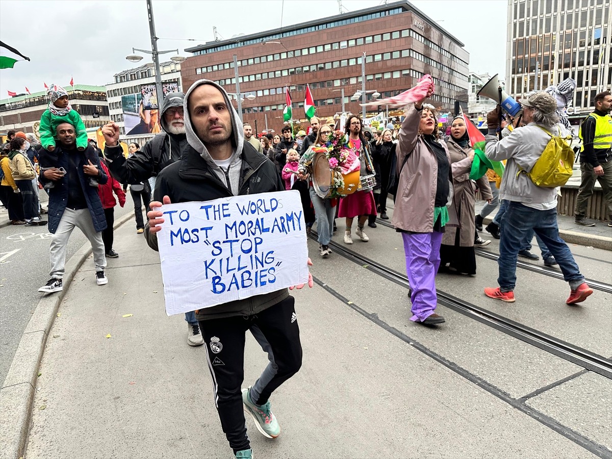 İsveç'in başkenti Stockholm'de bir araya gelen göstericiler, İsrail’in, insani yardım ulaştırmak...