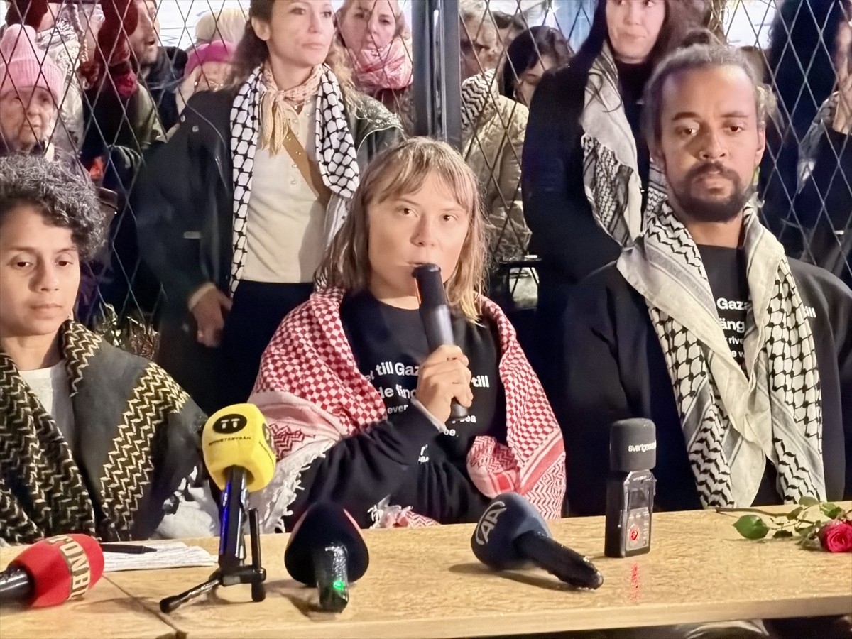 İsveçli çevre aktivisti Greta Thunberg (ortada), 9 İsveçli aktivist ile birlikte İsveç'in başkenti...