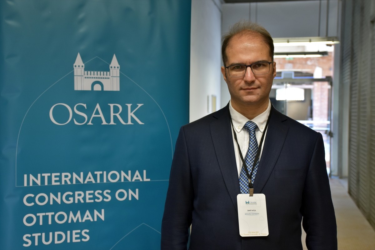 İtalya'nın Venedik kentindeki 4. Uluslararası Osmanlı Araştırmaları Kongresi'ne (OSARK) katılan...