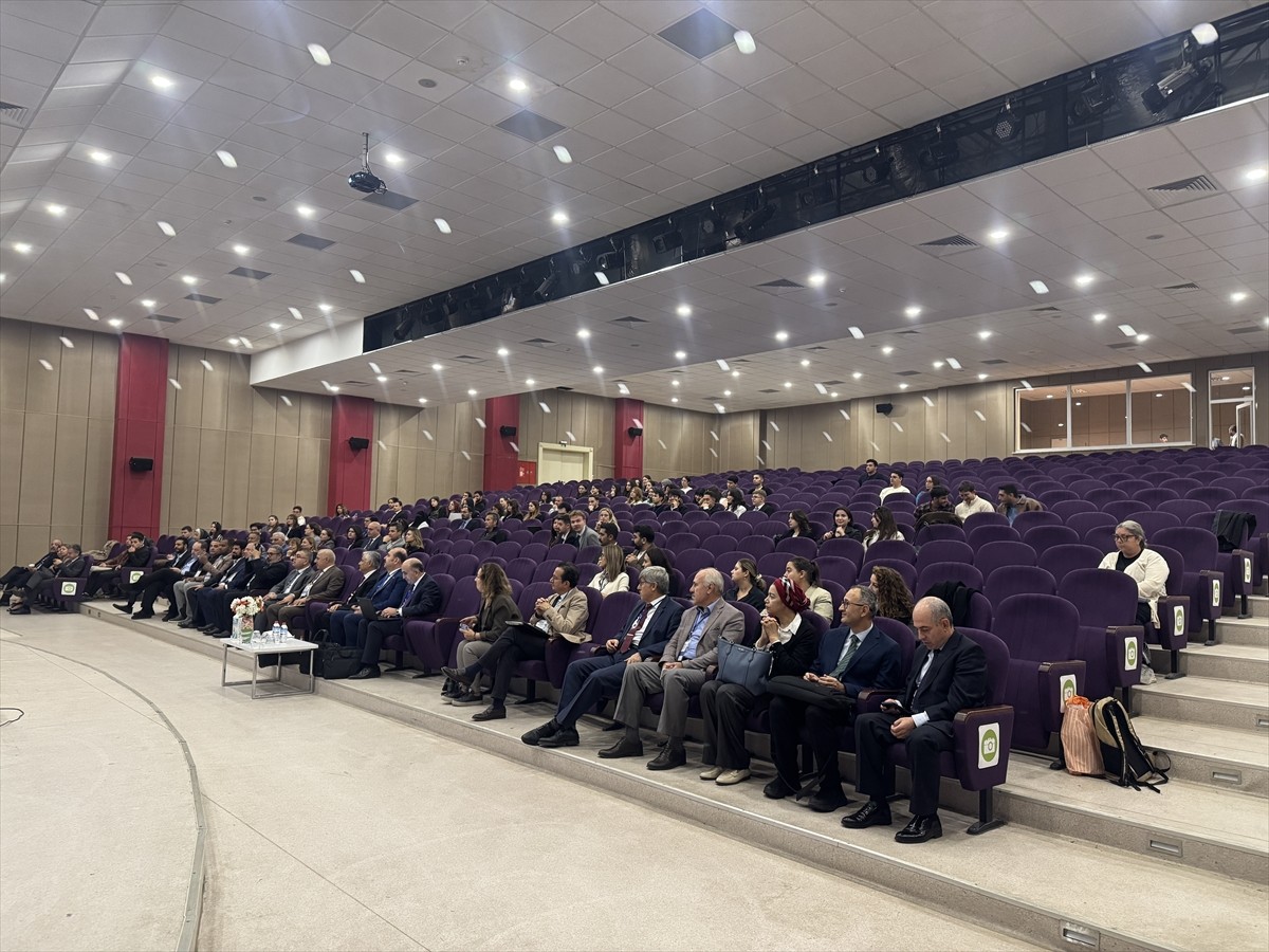 İzmir'de Dokuz Eylül Üniversitesi (DEÜ) ile Medya İşçileri (Medya-İş) Sendikası işbirliğinde...