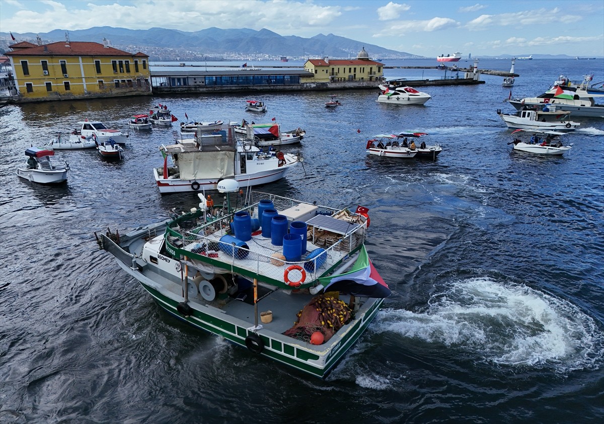 İzmir'de, Türk ve Filistin bayraklarıyla denize açılan tekneler Filistin ile Gazze'ye insani...