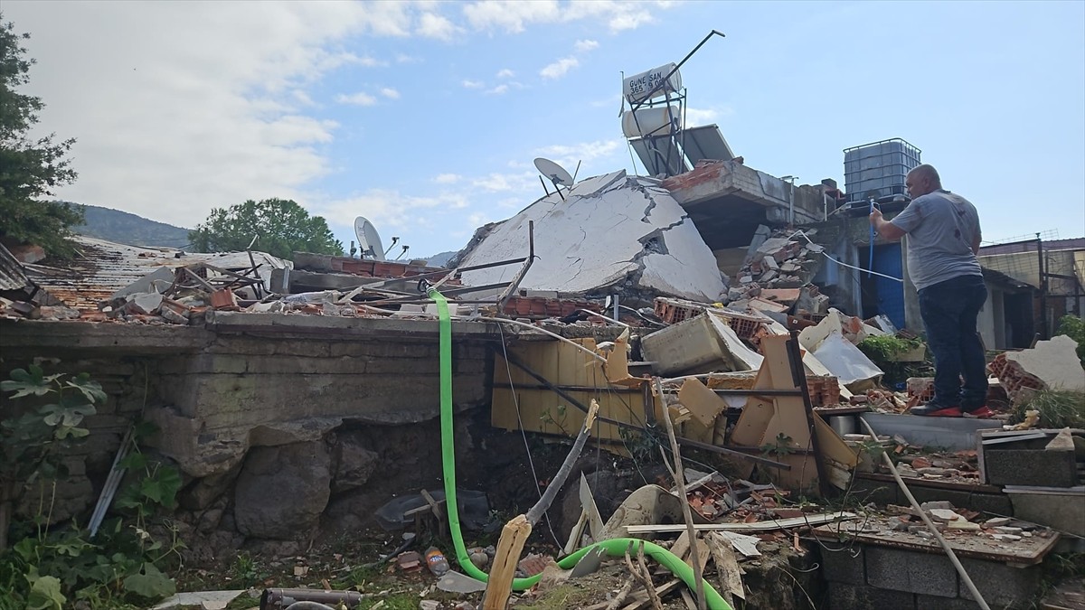 İzmir'in Bayraklı ilçesinde bir evde, henüz belirlenemeyen nedenle yaşanan patlamada 1 kişi...