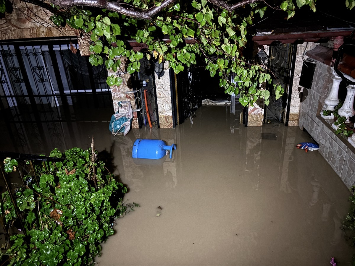 İzmir'in Bergama ilçesinde etkili olan kuvvetli sağanak nedeniyle sokaklar göle döndü, bazı ev...