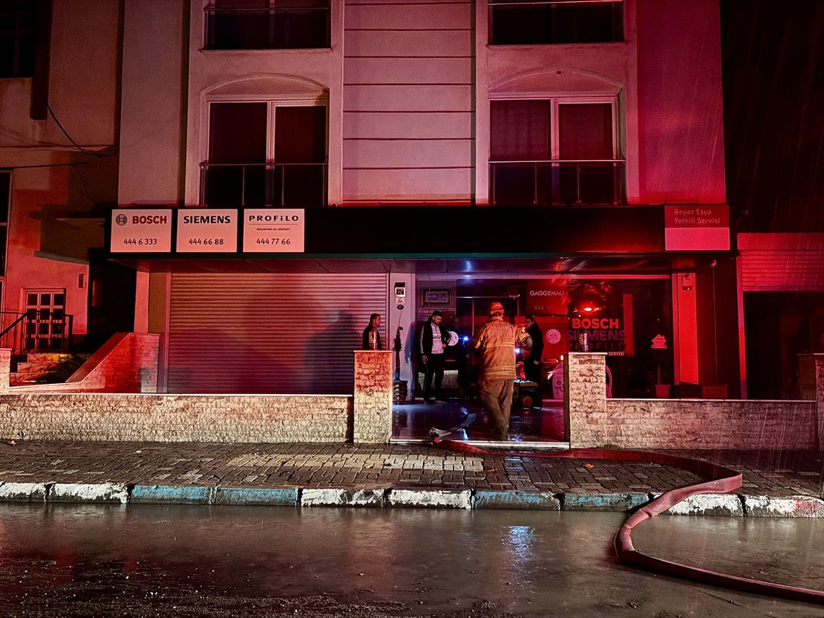 İzmir'in Bergama ilçesinde etkili olan kuvvetli sağanak nedeniyle sokaklar göle döndü, bazı ev...