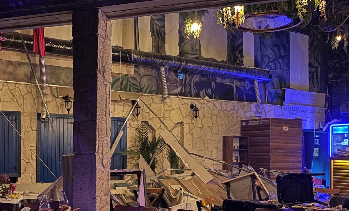 İzmir'in Bornova ilçesinde bir eğlence merkezinde dekor duvarın çökmesi sonucu 6 kişi...