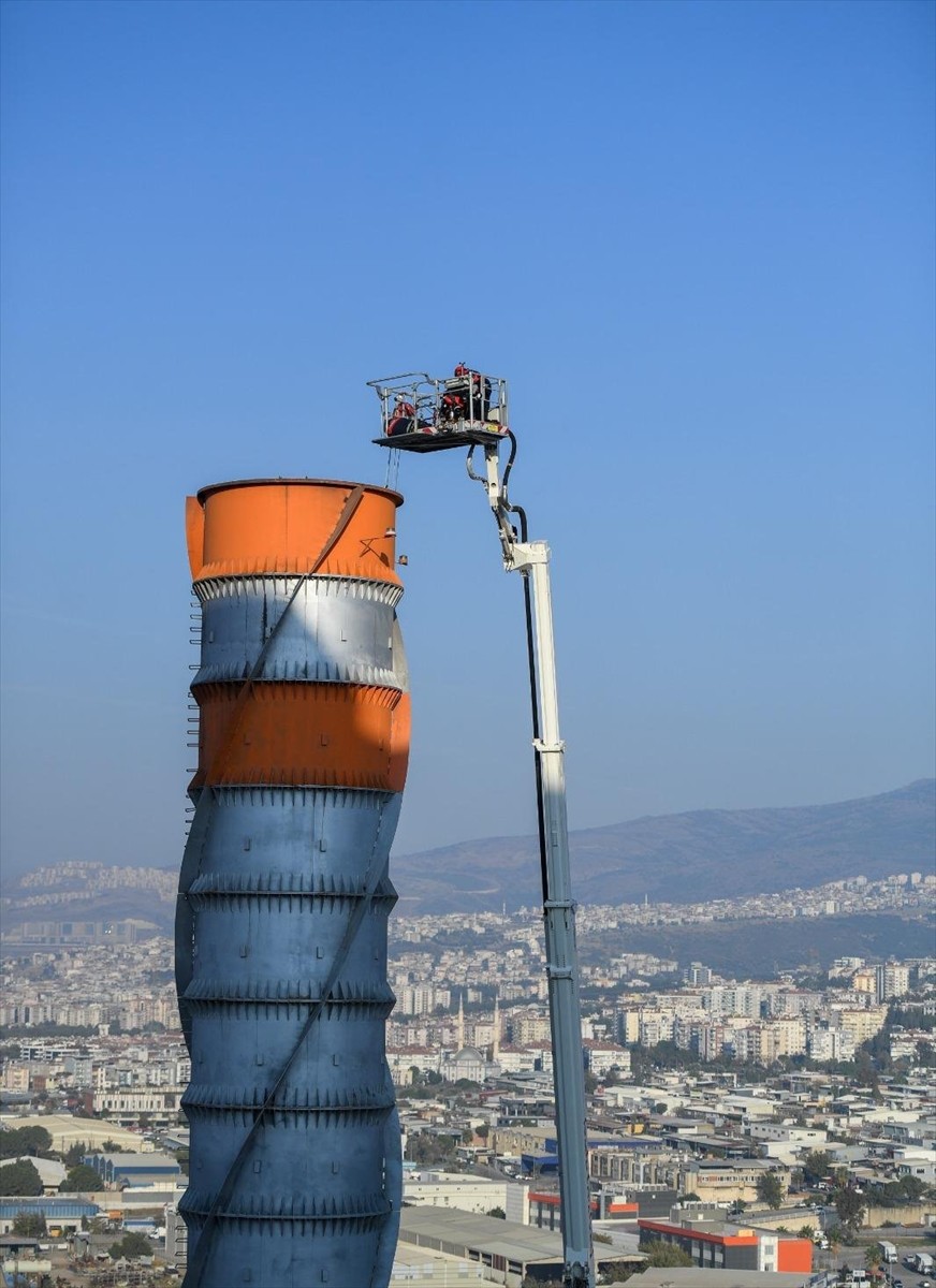 İzmir'in Bornova ilçesinde çimento fabrikasındaki 70 metrelik bacanın içine düşerek mahsur kalan...