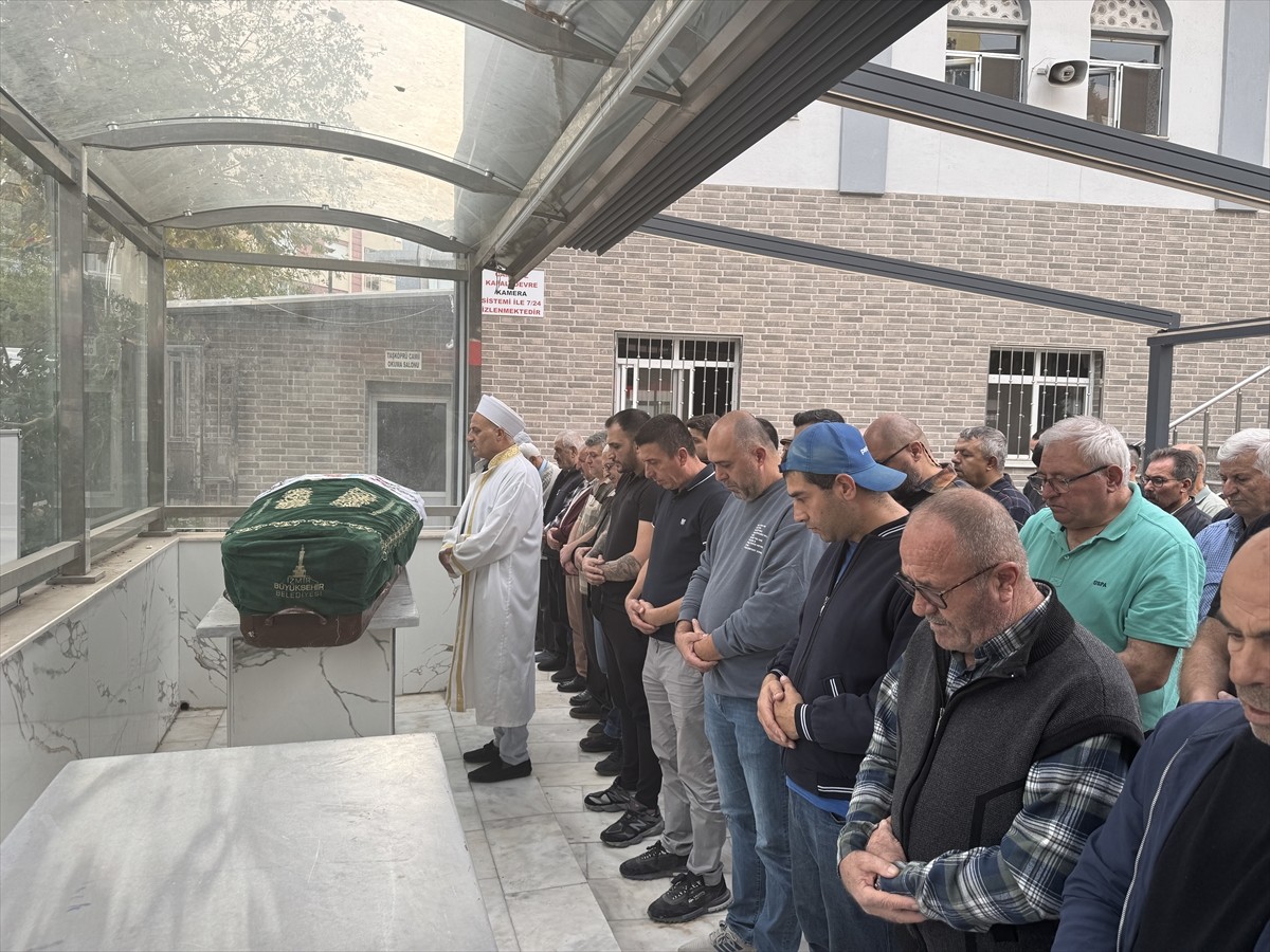 İzmir'in Bornova ilçesinde kocası tarafından tabancayla öldürülen kadının cenazesi toprağa...