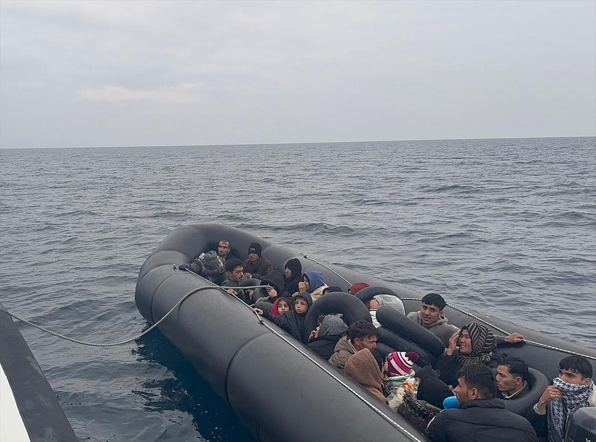 İzmir'in Dikili, Foça, Menderes ve Seferihisar ilçelerinde 128 düzensiz göçmen yakalandı.