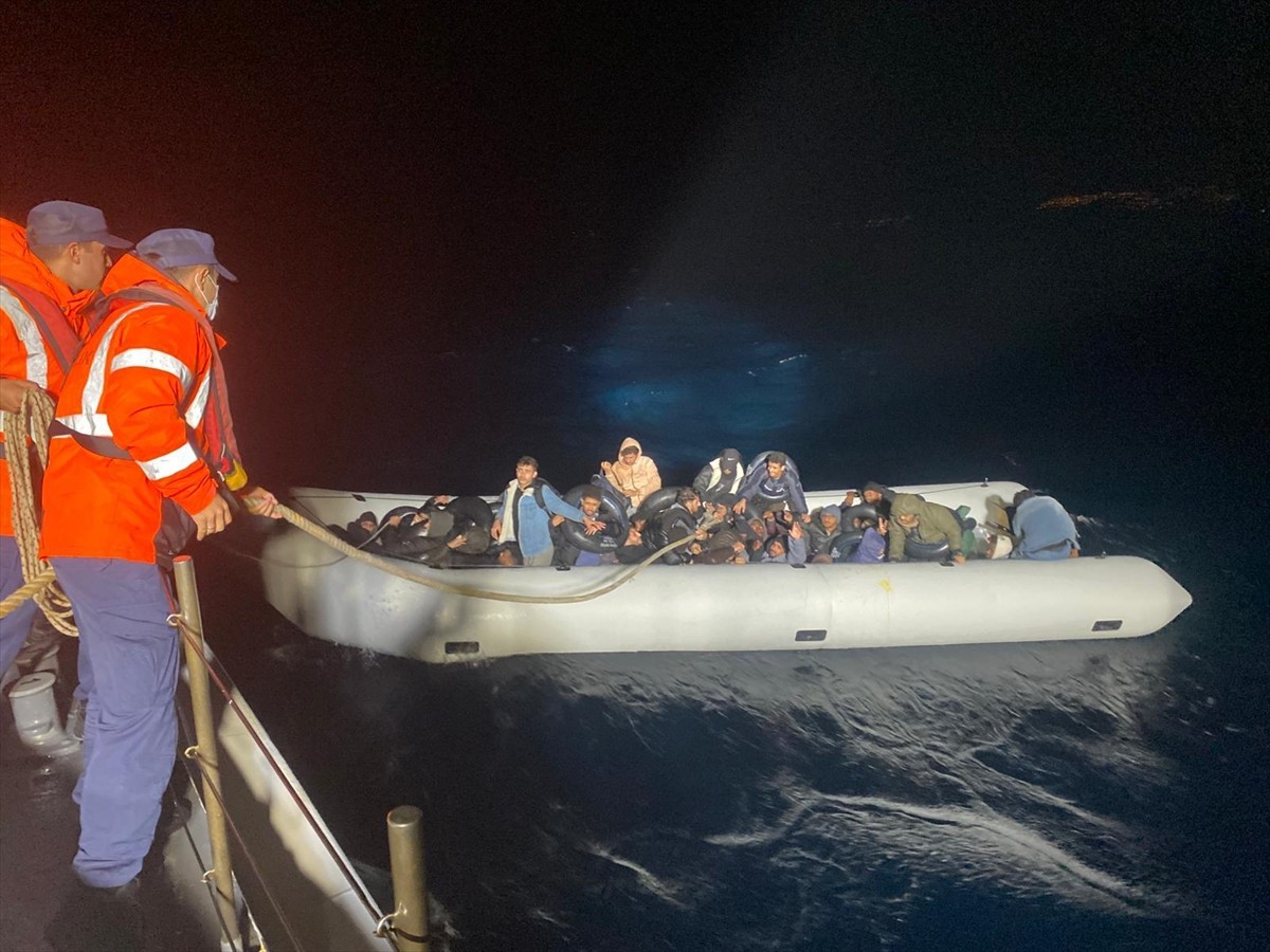 İzmir'in Foça ilçesi açıklarında 86 düzensiz göçmen yakalandı.