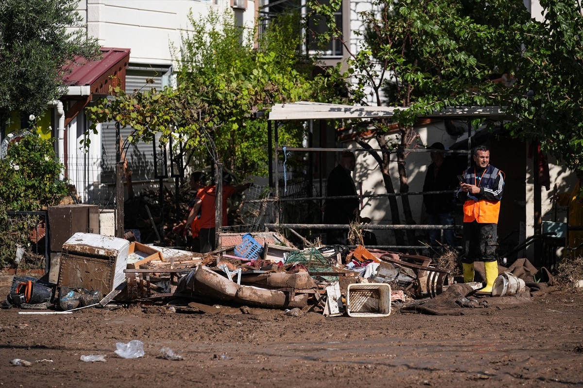 İzmir'in Foça ilçesinde sağanak ve şiddetli yağış nedeniyle oluşan selin yaraları sarılıyor. Selin...