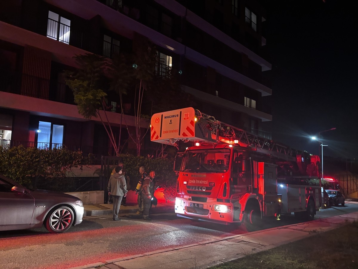 İzmir'in Gaziemir ilçesindeki apartman dairesinde çıkan yangın, itfaiye ekiplerinin müdahalesiyle...