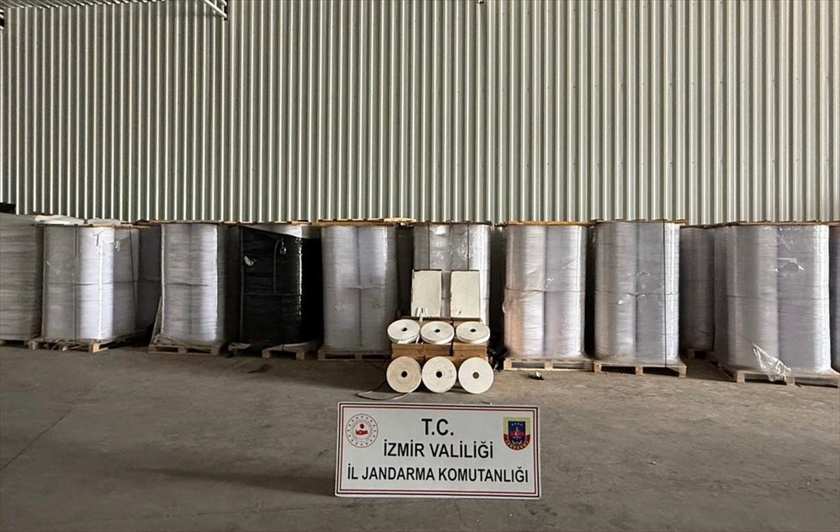 İzmir'in Menderes ilçesinde düzenlenen operasyonda, kaçak sigara üretiminde kullanılan malzemeler...