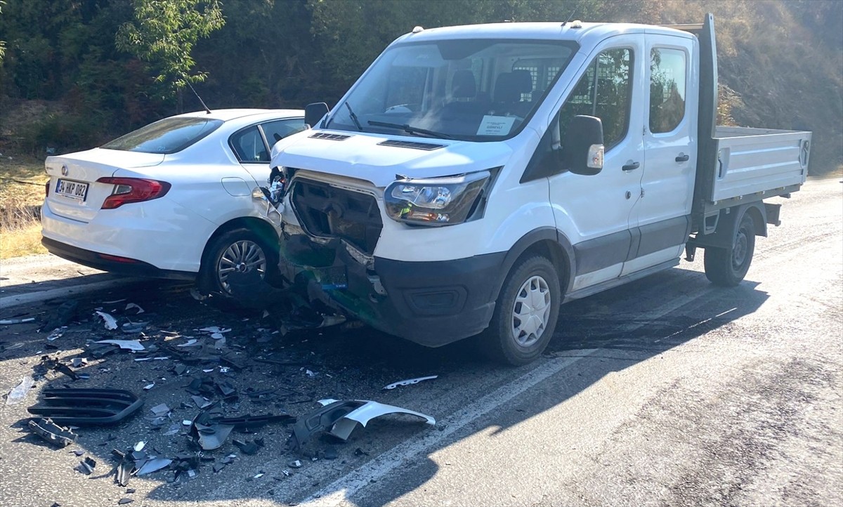 İzmir'in Ödemiş ilçesinde, Ödemiş-Salihli kara yolunun Bozdağ Mahallesi yakınlarında kamyonetle...