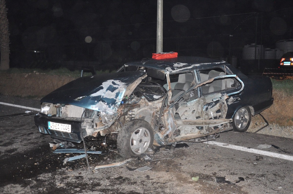 İzmir'in Ödemiş ilçesinde otomobil ile pikabın çarpışması sonucu 3'ü çocuk 6 kişi...
