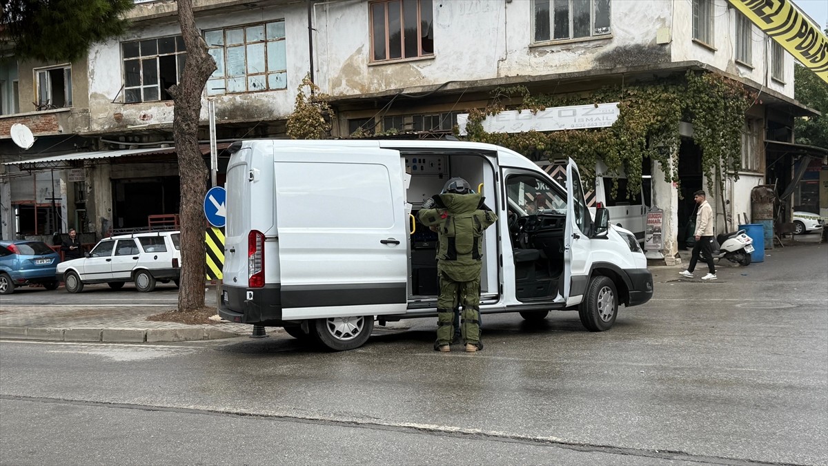 İzmir'in Tire ilçesinde tarlada el bombası bulundu. Bulan çocuğun, bombayı, babasının dükkanına...