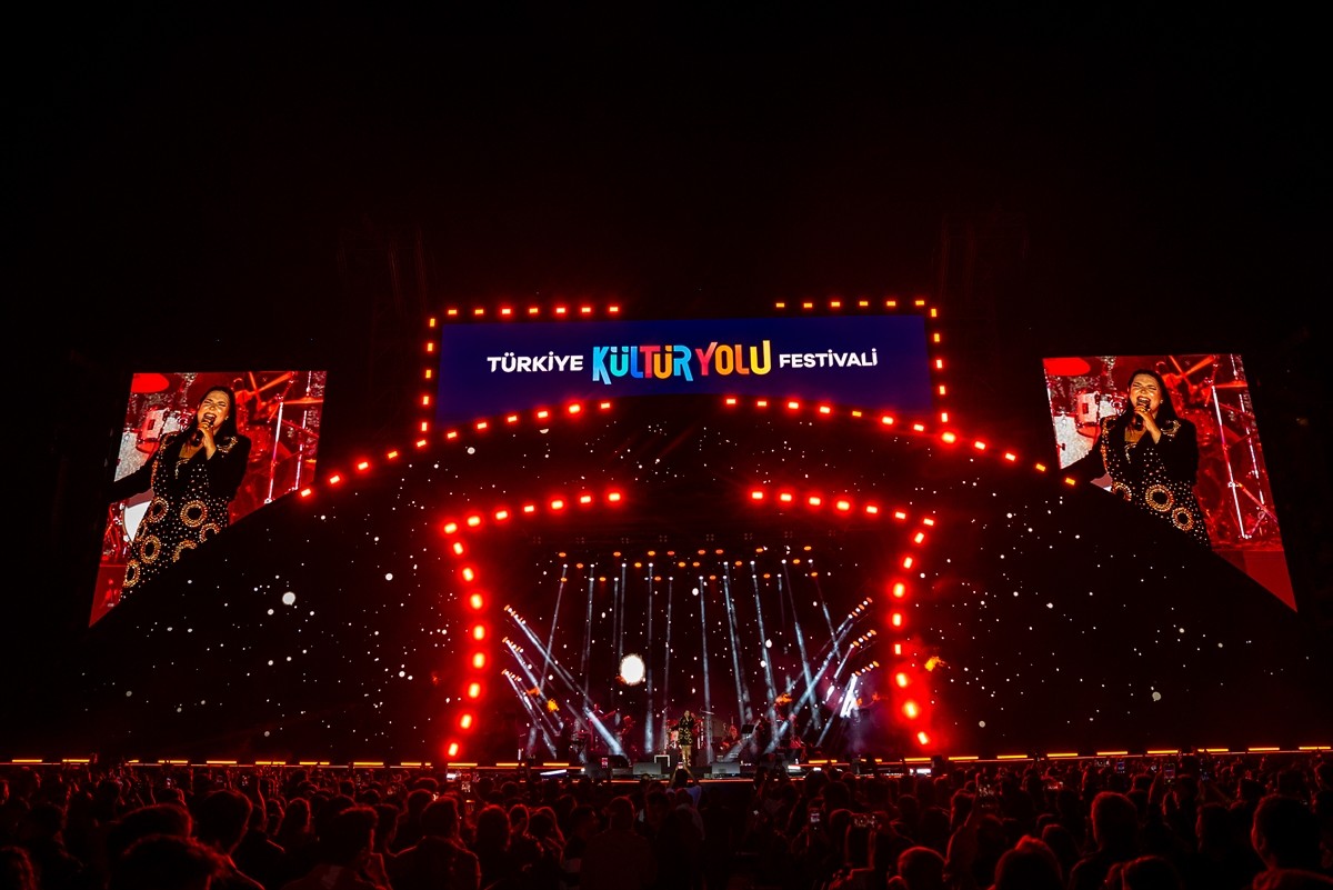 İzmir Kültür Yolu Festivali, ilk gününde sergilerden operaya, çocuk etkinliklerinden atölyelere...