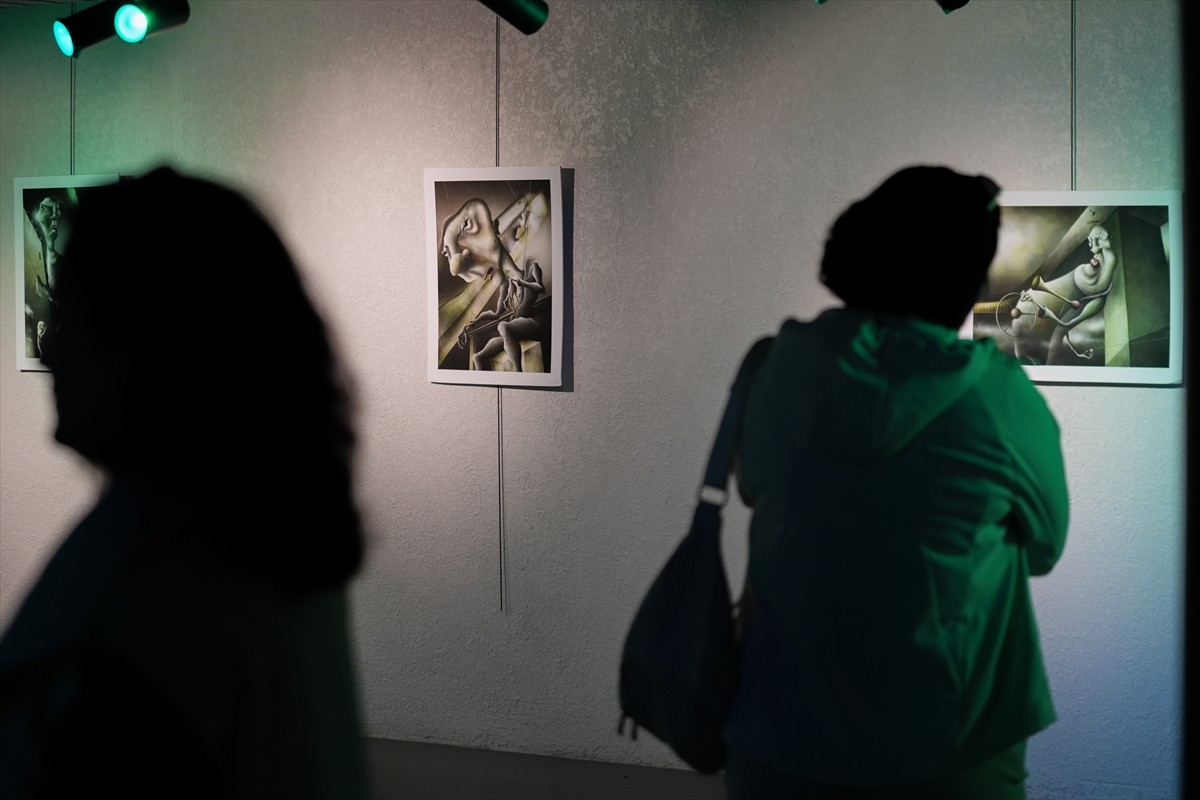 İzmir Kültür Yolu Festivali kapsamında "Hatırla! Kimsin?" illüstrasyon sergisi sanatseverlerle...