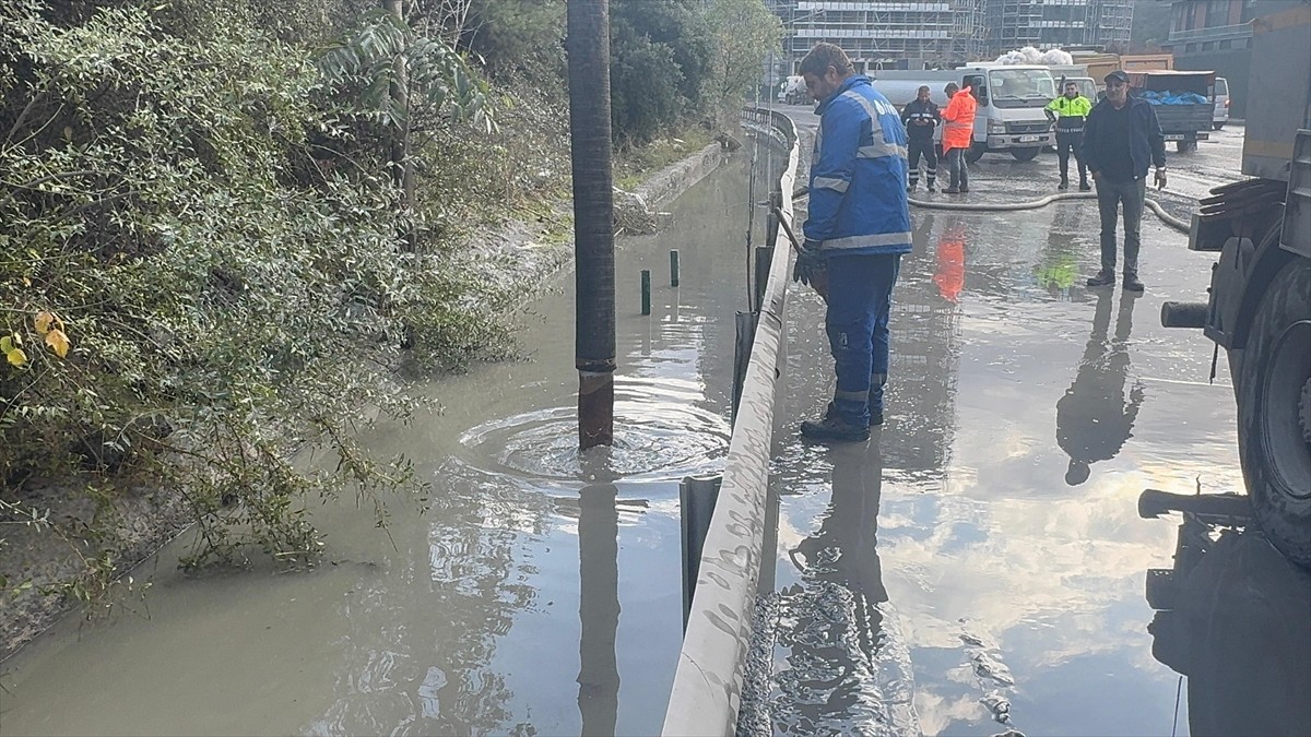 Kağıthane'de kuvvetli yağış nedeniyle su birikintisinden dolayı araçların güçlükle ilerlediği...