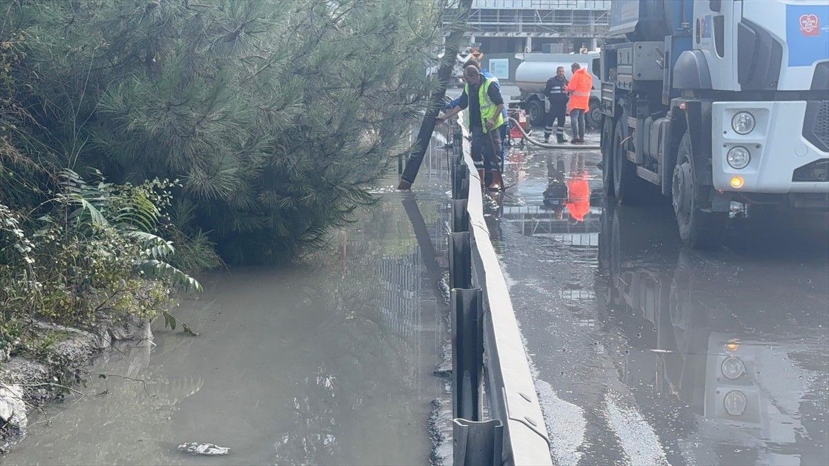 Kağıthane'de kuvvetli yağış nedeniyle su birikintisinden dolayı araçların güçlükle ilerlediği...