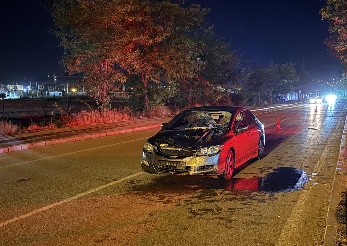 Kahramanmaraş'ın Afşin ilçesinde otomobilin çarptığı yaya, kaldırıldığı hastanede hayatını...