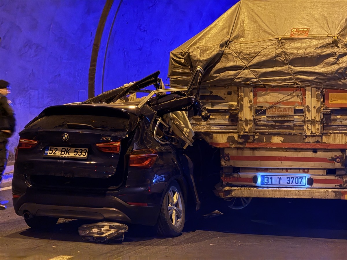 Kahramanmaraş'ın Göksun ilçesinde, tıra çarpan SUV tipi araçtaki 1 kişi yaşamını yitirdi, 4 kişi...