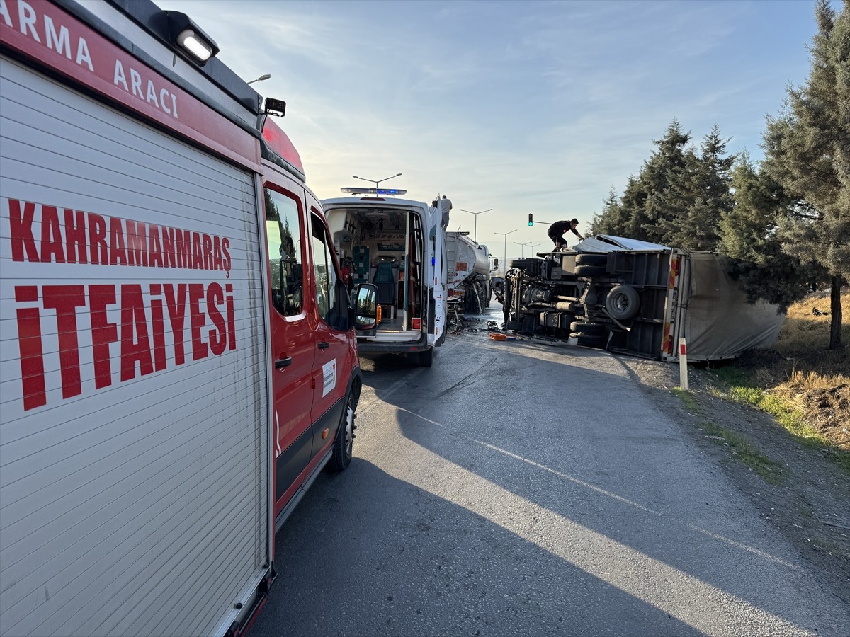 Kahramanmaraş'ın Onikişubat ilçesinde akaryakıt tankerine çarpan kamyonun sürücüsü hayatını...