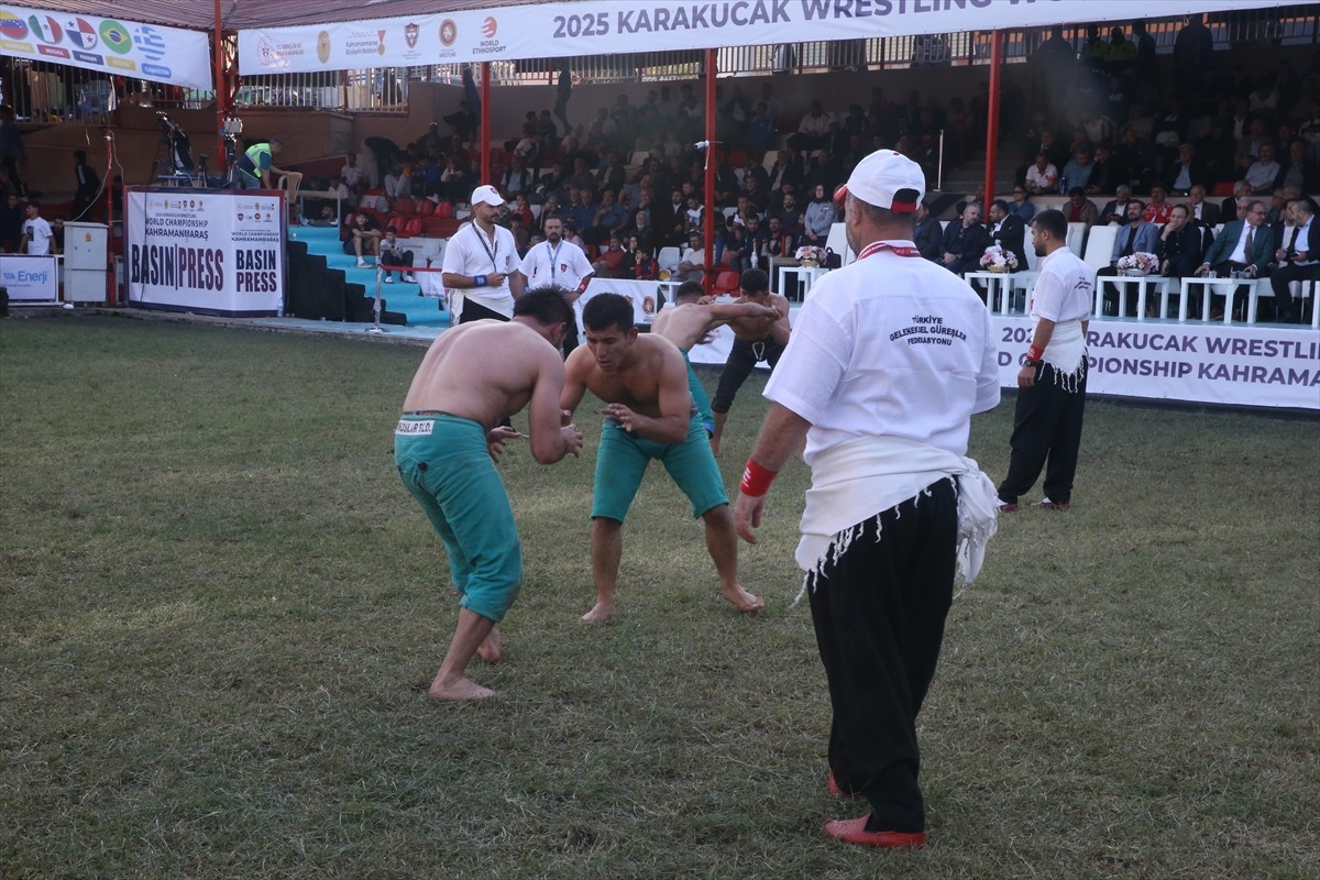 Kahramanmaraş'ta düzenlenen Türkiye Kısa Şalvar Güreş Şampiyonası tamamlandı. Gençlik ve Spor...