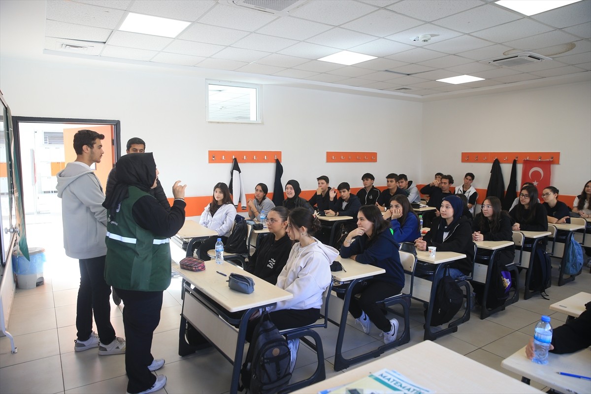 Kahramanmaraş'ta Yeşilay ekipleri, öğrencileri zararlı alışkanlıklardan korumak ve bağımlılıkla...