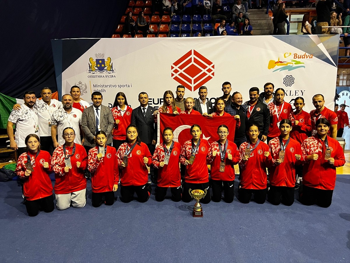 Karadağ'da düzenlenen 15 Yaş Altı Avrupa Boks Şampiyonası'nda milli sporcular, 1 altın, 4 gümüş ve...