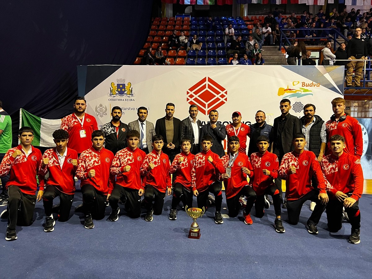 Karadağ'da düzenlenen 15 Yaş Altı Avrupa Boks Şampiyonası'nda milli sporcular, 1 altın, 4 gümüş ve...