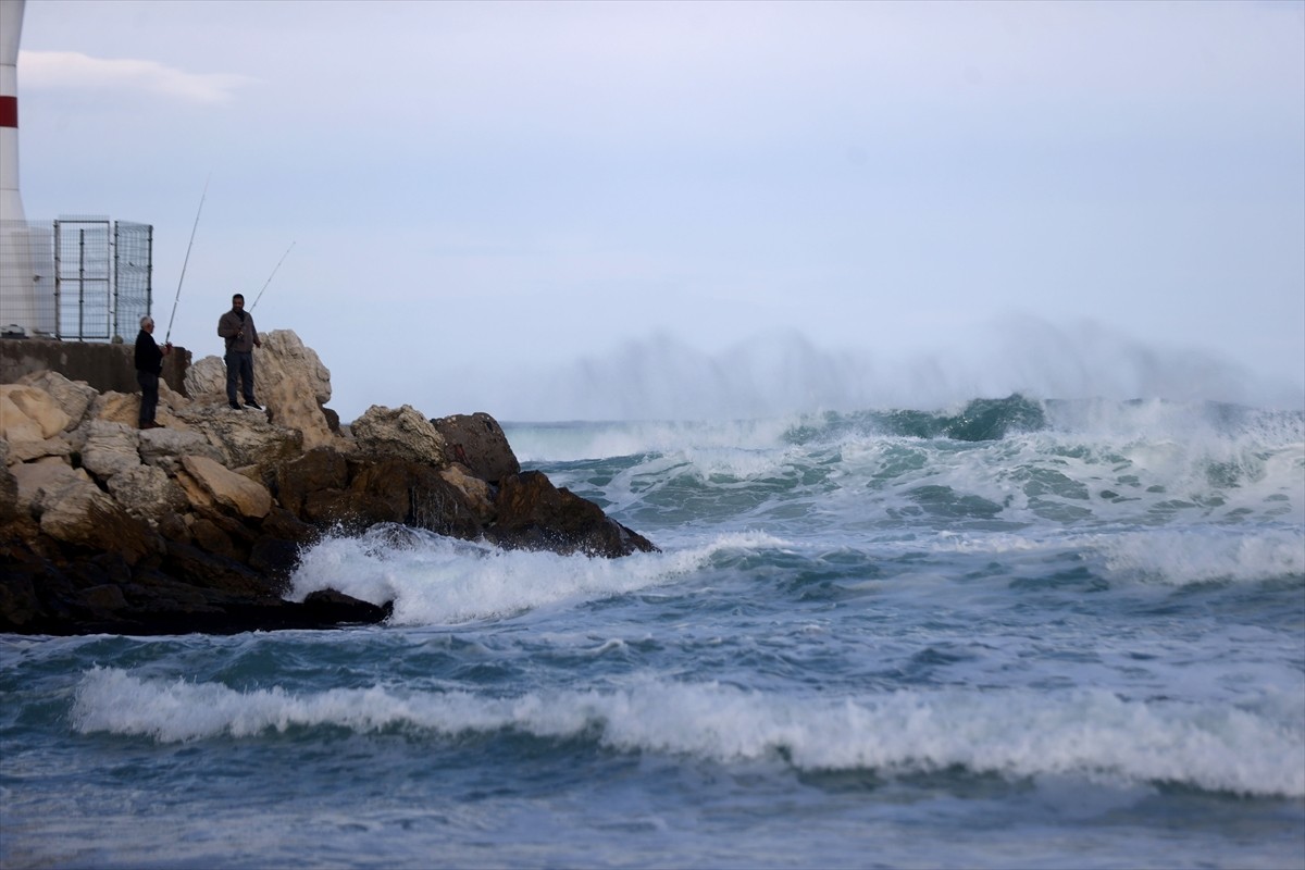 Karadeniz'e kıyısı bulunan Kırklareli'nin Vize ilçesine bağlı Kıyıköy beldesinde kuvvetli rüzgar...