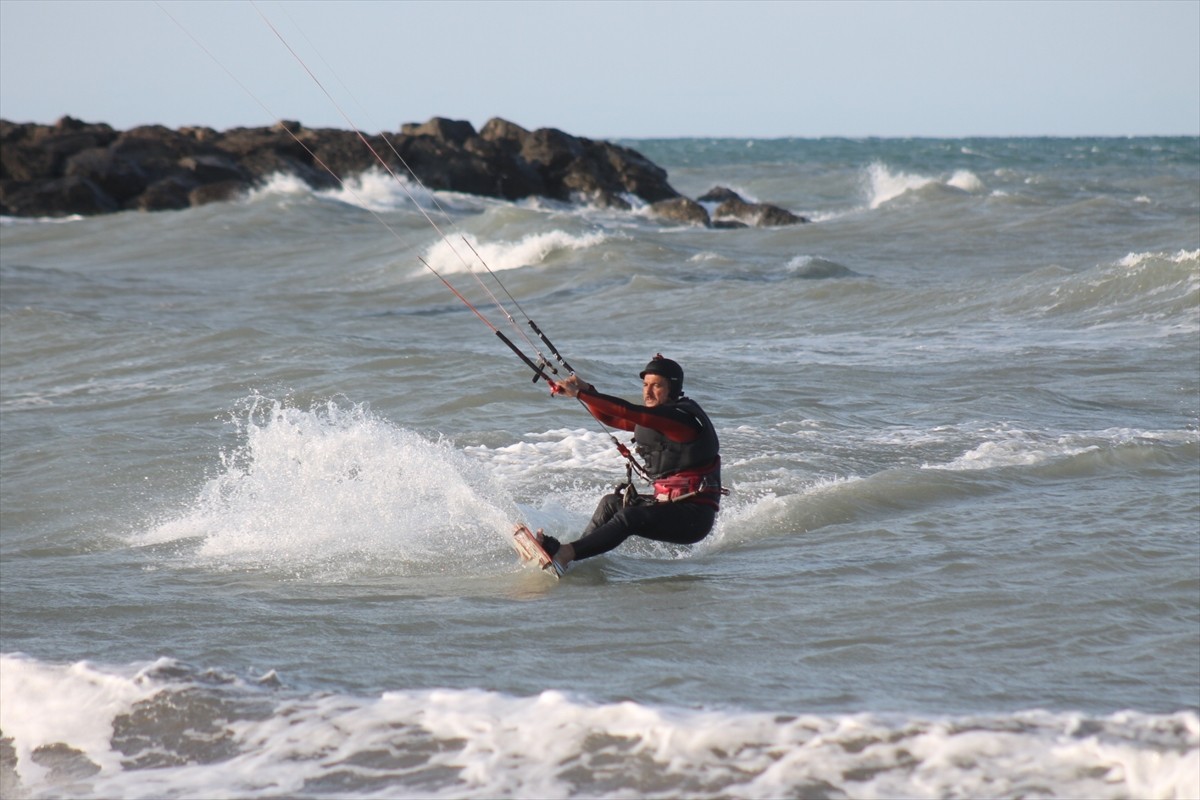 Karadeniz kıyılarının elverişli rüzgar koşulları, Samsun'da kitesurf (uçurtma sörfü) tutkunlarını...
