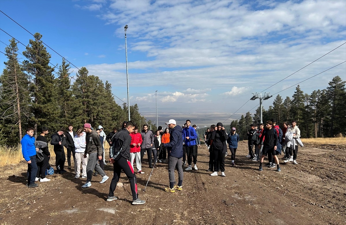Kars'ın Sarıkamış ilçesinde üniversite öğrencileri, Sarıkamış Kayak Merkezi'nin pistlerinde...