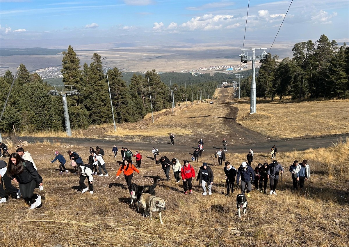 Kars'ın Sarıkamış ilçesinde üniversite öğrencileri, Sarıkamış Kayak Merkezi'nin pistlerinde...