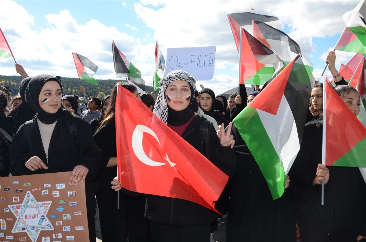 Kars'ta, Filistin'e destek amacıyla "Sarıkamış'tan Gazze'ye Selam Yürüyüşü"...