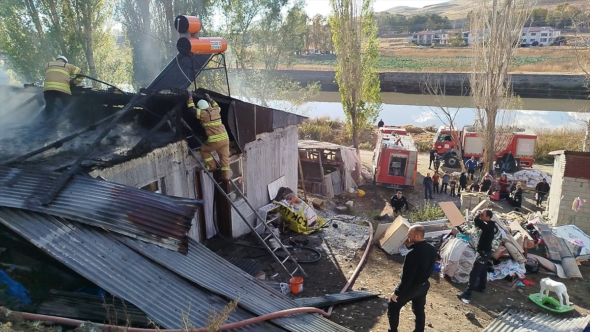 Kars'ta müstakil bir evde çıkan yangın itfaiye ekiplerince söndürüldü.